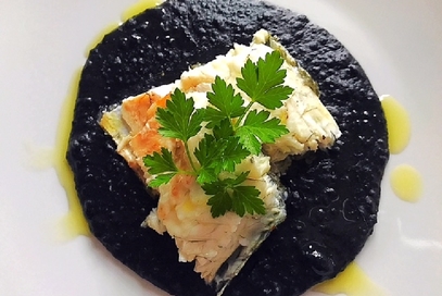 Branzino su purè di patate al nero di seppia