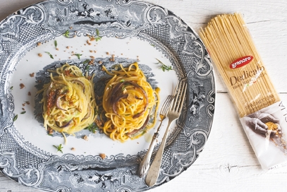 Spaghettoni al datterino giallo acciughe e guttiau