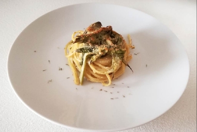 Nidi di linguine alla carbonara di timo e asparagi