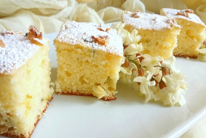 Torta con cioccolato bianco e fiori d'acacia