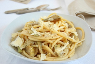 Bucatini cacio e pepe con carciofi