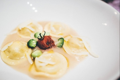 Ravioli liquidi di olio e lime con salsa di pane