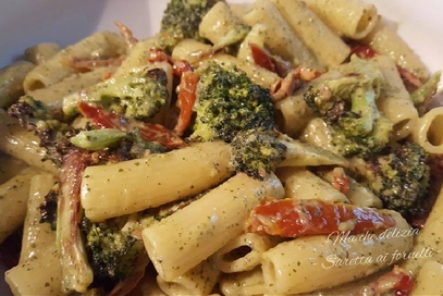 Rigatoni al pesto con broccoli e pomodori secchi