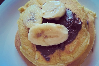 Pacake alla vaniglia con banana caramellata