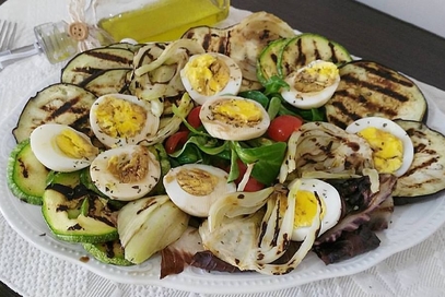 Insalata grigliata con uova sode