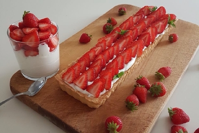 Crostata con fragole e crema allo yogurt