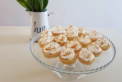 Friandises con crema al limone e meringa flambé