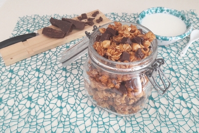 Muesli con nocciole e cioccolato