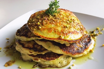 Pancakes alle zucchine, timo e pesto di pistacchio