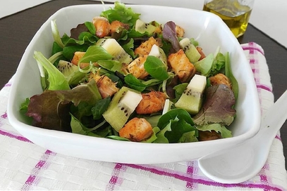 Insalata di salmone e kiwi