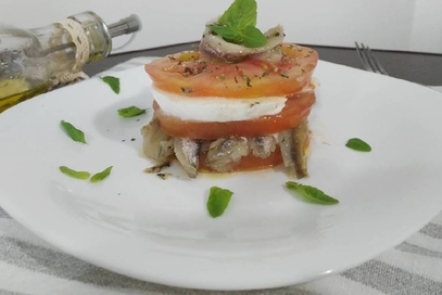 Caprese alle alici marinate