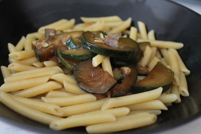 Penne con zucchine in salsa di soia