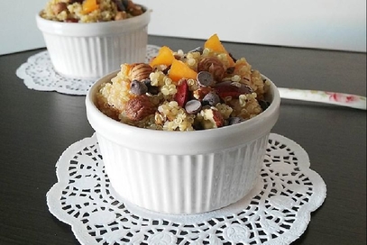 Quinoa dolce alla frutta fresca e nocciole