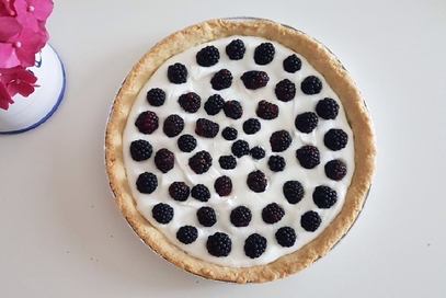 Crostata con crema di yogurt e more