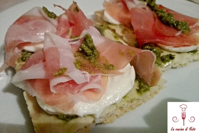Focaccia di farro con crudo, mozzarella e pesto