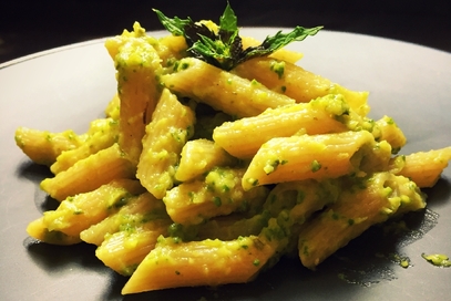 Penne al farro con crema di zucchine e menta