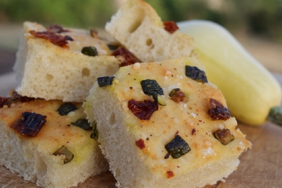 Focaccia con zucchine e pomodori secchi