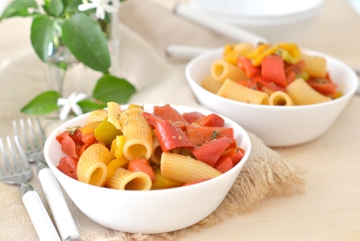 Pasta con peperoni pomodori profumata all'origano