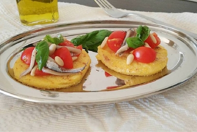 Crostini di polenta con alici marinate e pinoli