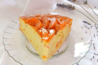 Torta soffice di semola con yogurt e albicocche