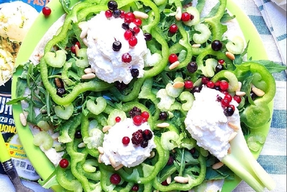 Insalata peperoni, sedano, ribes e pinoli su piada