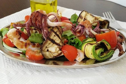 Insalata con calamari e verdure grigliate