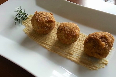 Polpettine di baccalà su crema di ceci