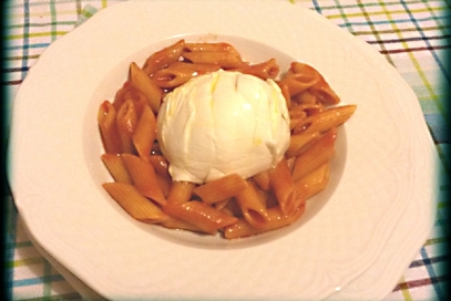 Mozzarella di bufala su mezze penne al pomodoro