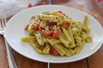 Pasta con crema di fagiolini peperoni croccanti