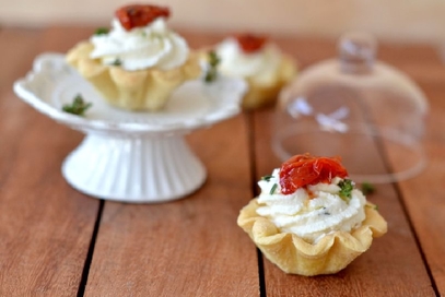 Crostatine con ricotta salata e datterini rossi