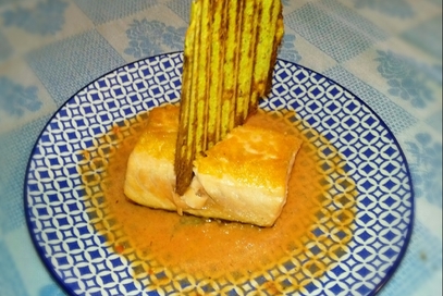 Salmone con cialda di zucchine e succo di pomodoro