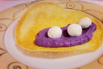 Mozzarelline su purè di patate viola e cialda