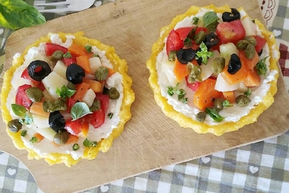 Crostatine di polenta con ricotta e patate estive