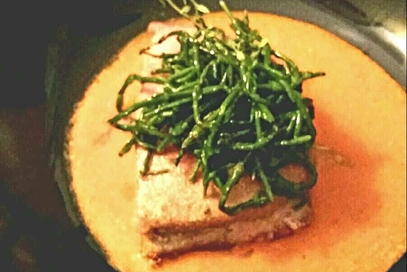Tonno alle erbe su crema di peperoni arrosto