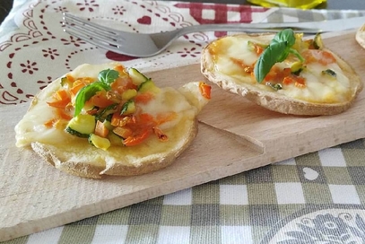 Pizzette di patate con verdurine e scamorza