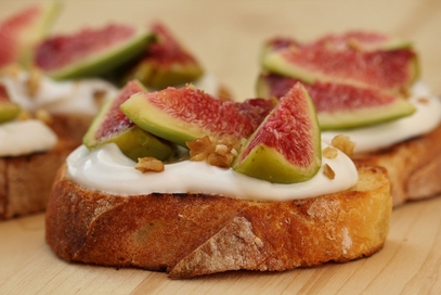 Bruschetta con fichi e yogurt greco