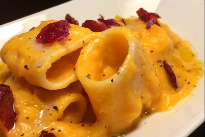 Paccheri in crema di zucca e bresaola croccante