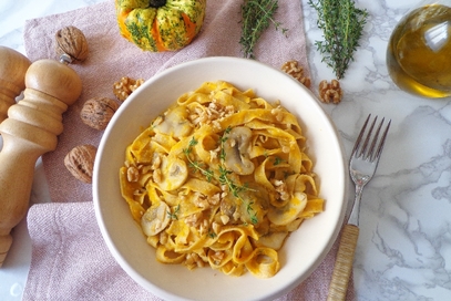 Fettuccine con crema di zucca, champignon e noci