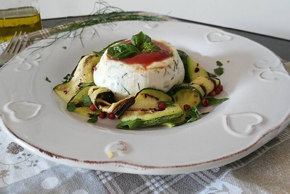 Tortino di ricotta su letto di zucchine grigliate