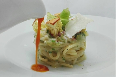Spaghetti con ovuli, sedano e salsa alla curcuma