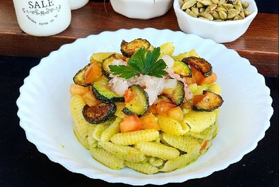 Gnocchi sardi crema di zucchine tartare di gamberi