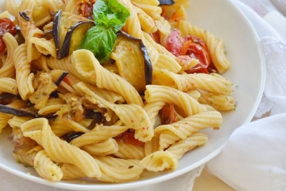 Pasta con melanzane pomodorini confit e pinoli