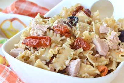 Pasta fredda con olive nere al forno e pomodori