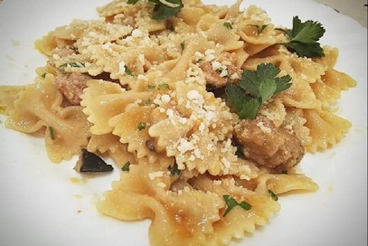 Farfalle, zucca, salsicce e funghi