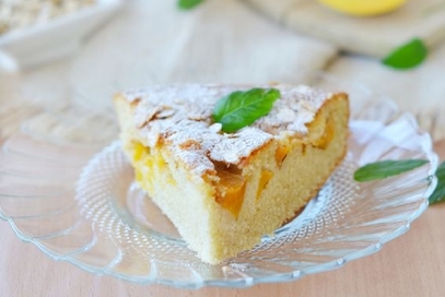 Torta di pesche e yogurt con fiocchi di avena