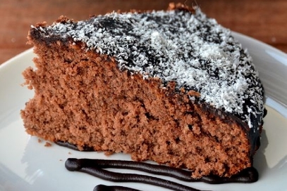 Torta al cacao e cocco con glassa al cioccolato