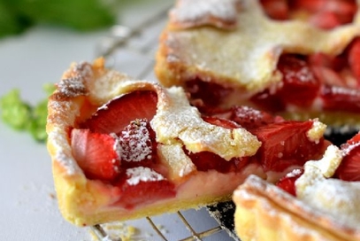 Crostata chiusa di pasta frolla con crema