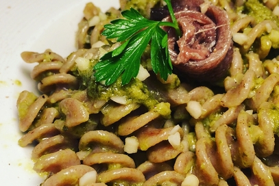 Fusilli al pesto di prezzemolo, porro e acciughe