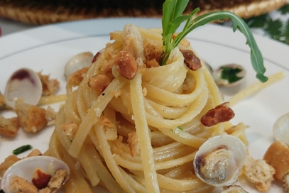 Linguine ai frutti di mare, rucola e taralli