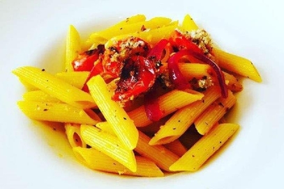 Penne con pomodori, cipolla agrodolce e zafferano